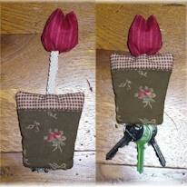 deux photos d'un porte-clés en forme de pot de fleur