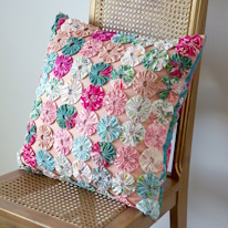 photo d'un coussin décoré de yo-yos en tissu