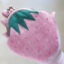 photo d'un porte monnaie fraise à fermoir métallique
