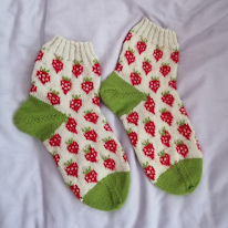 photo d'une paire de chaussettes à motifs fraises