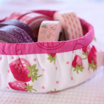 photo d'un panier bas en tissu à motifs fraises