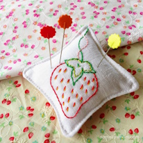 photo d'un pique-épingles brodé d'une fraise