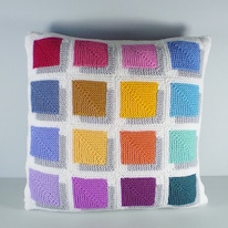 photo un coussin à carré de couleur soulignés de gris, ressemblant une ombre portée