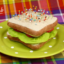 photo d'un pique-épingles en forme de sandwich
