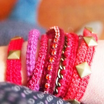 photo d'un bracelet manchette au crochet en teintes de rose