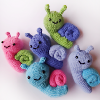 photo de cinq petits escargots en tricot