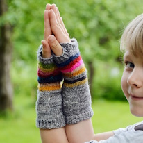 photo d'un paire de mitaines pour enfant grises à rayures multicolor