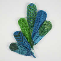 photo de six plumes en tricot dans des teintes froides