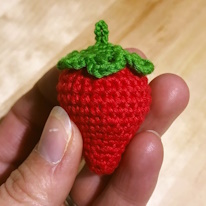 photo d'un fraise grandeur nature en crochet