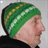 photo d'un adulte portant un bonnet à motif de pissenlits
