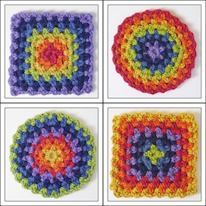 photo de deux granny square et deux disques