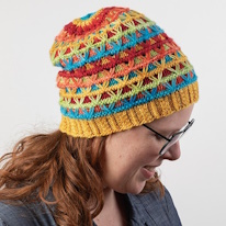 photo d'une adulte portant un bonnet multicolore