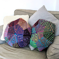 photo de deux coussins hexagonaux