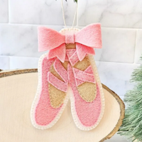 photo d'une décoration en forme de chaussons de danse