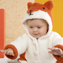 photo d'un bébé portant une capuche à oreilles de renard