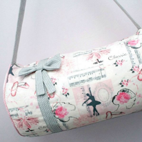 photo d'un sac de sport à motifs de ballerines et orné d'une rosette