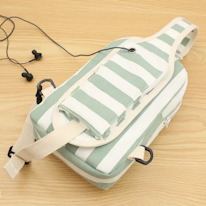 photo d'un sac bandoulière à rayures blanches et vert clair