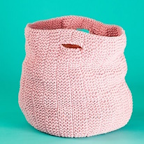 photo d'un panier tricoté rose clair