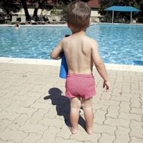 photo d'un enfant portant un maillot de bain