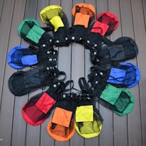 photo de sac en filet à fond en tissu de couleurs variées