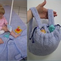 deux photos d'une serviette transformable, une dépliée et une repliée en sac à dos