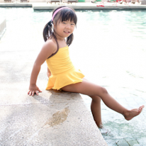 photo d'une enfant portant un maillot de bain