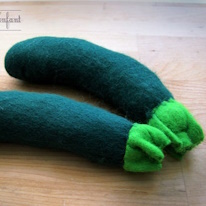 photo de deux courgettes en feutrine