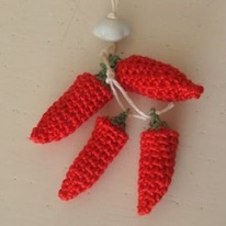 photo d'une grappe de piments rouges en tricot