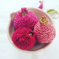 photo de trois grenades en tricot dans un bol en porcelaine