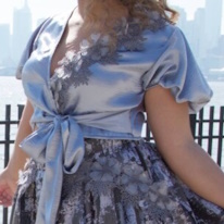 photo d'un cache coeur argenté avec une bordure de dentelle