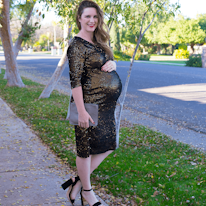 photo d'une adulte portant une robe à paillettes