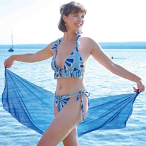 photo d'une adulte portant un bikini bleu