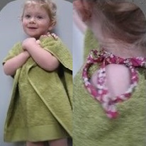 deux photos d'une enfant portant un poncho en éponge