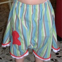 photo d'une jeue culotte pour enfant à rayures verticales