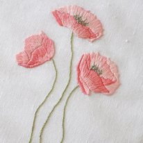 trois coquelicots brodés