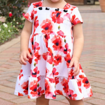 photo d'une robe pour fillette à motifs de coquelicots