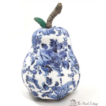 photo d'une poire en tissu avec un pédoncule en bois