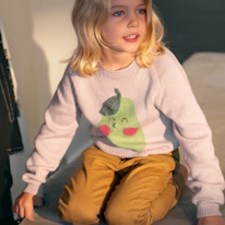 photo d'une enfant portant un pullover à motif de poire