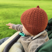 photo d'un bébé portant un bonnet potiron