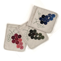 photo de trois maniques décorées de grappes de raisins