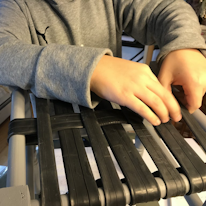 photo de chambre à air tissées en assise par un enfant