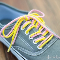 photo des lacet de chaussures en tee-shirt