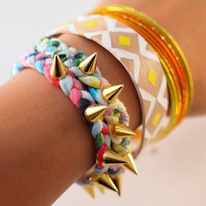 photo de bracelets tressés en tee-shirt cloutés par des piques décoratives