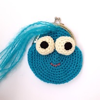 photo d'un porte-monnaie bleu avc de gros yeux ronds