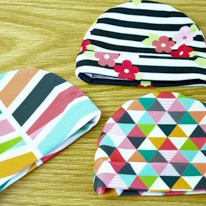 photo de bonnets pour bébé de couleurs vives