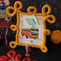photo dun cadre jaune en tricotin