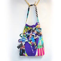 photo d'un sac en patchwork de couleurs vives avec des nouettes décoratives