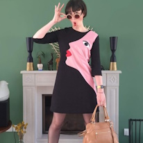 photo d'une adulte portant une robe noire avec un grand visage de profil appliqué