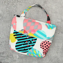 photo d'une petite pochette imprimée de coeurs de couleurs vives