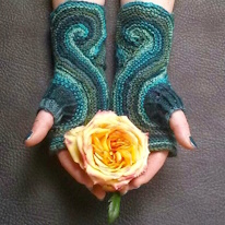photo d'une paire de mitaines en nuances de bleu tricotées en spirale